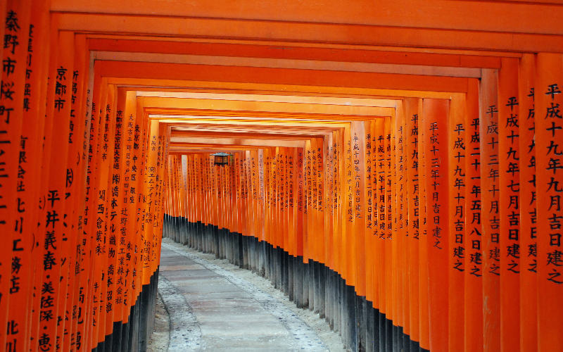 Milhares de portais vermelhos torii no Fushimi Inari Taisha em Kyoto, Japão